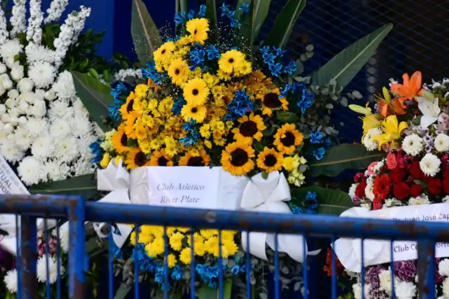 COLORES DE BOCA. River envió una corona de flores azul y amarilla para Russo