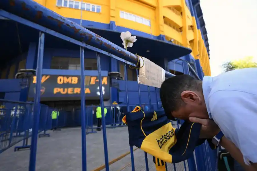 HOMENAJE ETERNO. Camisetas, flores y banderas rodearon a La Bombonera
