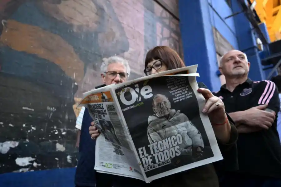 MIGUEL DE TODOS. Miles de hinchas se acercaron a despedir al entrenador