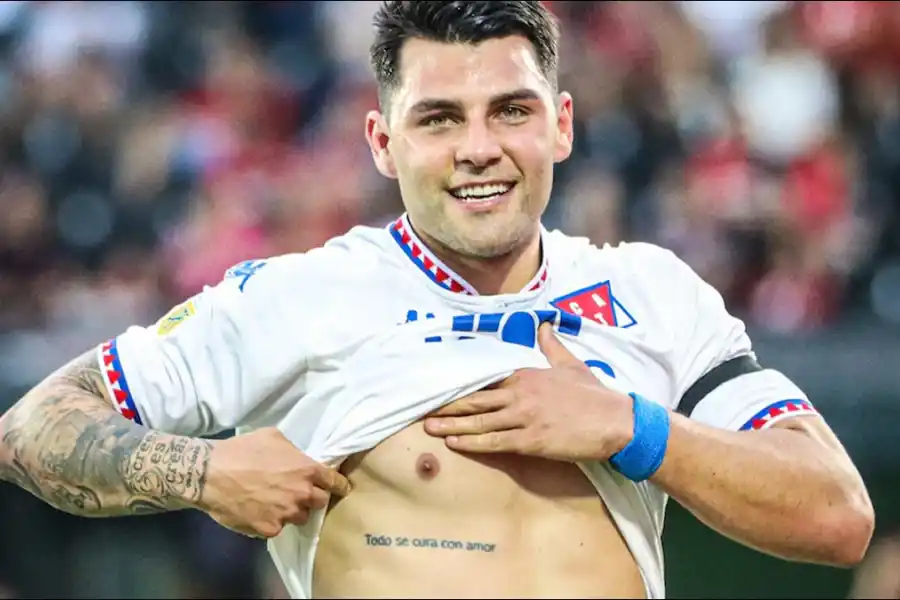 DEDICATORIA AL CIELO. Nacho Russo convirtió ante Newell’s y mostró su tatuaje con la frase de su padre: “Todo se cura con amor”.
