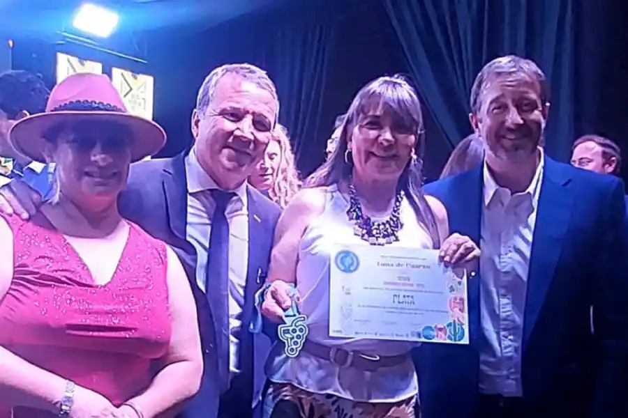 Gramajo recibió un diploma de las manos del intendente de Chilecito, Rodrigo Brizuela y Doria, y del presidente de la Corporacion Vitivinicola Argentina, Mario González.