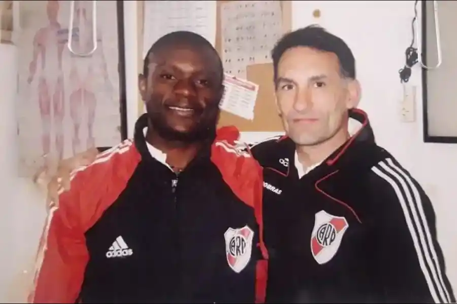 OTRA MIRADA. Ebouele fanático de River, llegó al país para probarse en el club. 