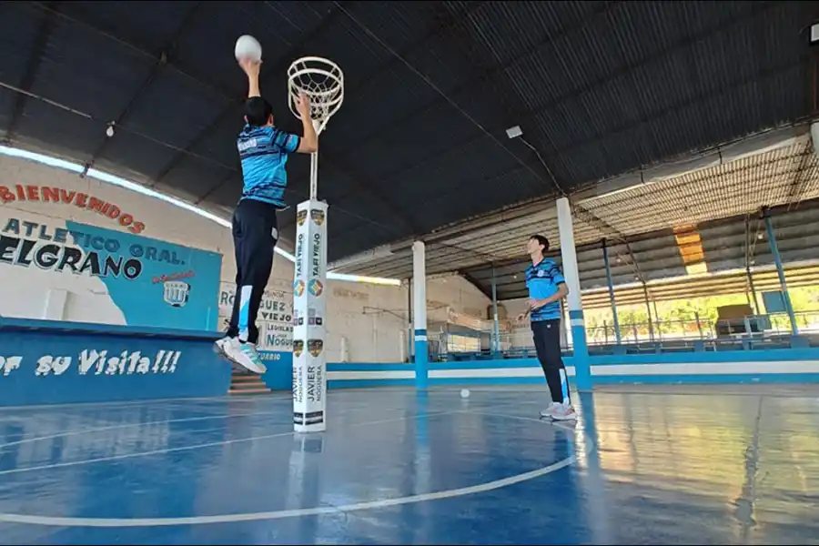 TODO A PULMÓN. El equipo masculino de cestoball del Club Belgrano de Tafí Viejo se prepara para representar a Tucumán en la Liga Nacional.