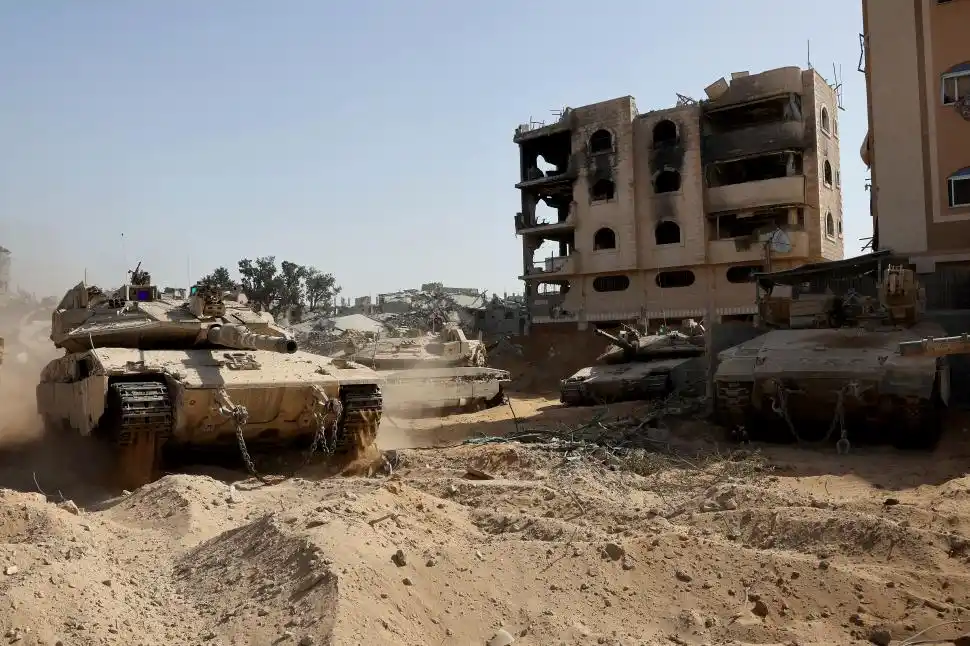 ANTES DEL PACTO. Tanques israelíes recorrieron zonas devastadas de Ciudad de Gaza, mientras continuaba la ofensiva, hace una semana.