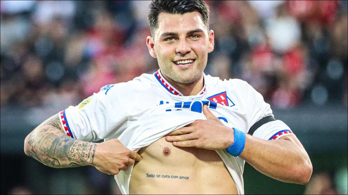 DEDICATORIA AL CIELO. Nacho Russo convirtió ante Newell’s y mostró su tatuaje con la frase de su padre: “Todo se cura con amor”.