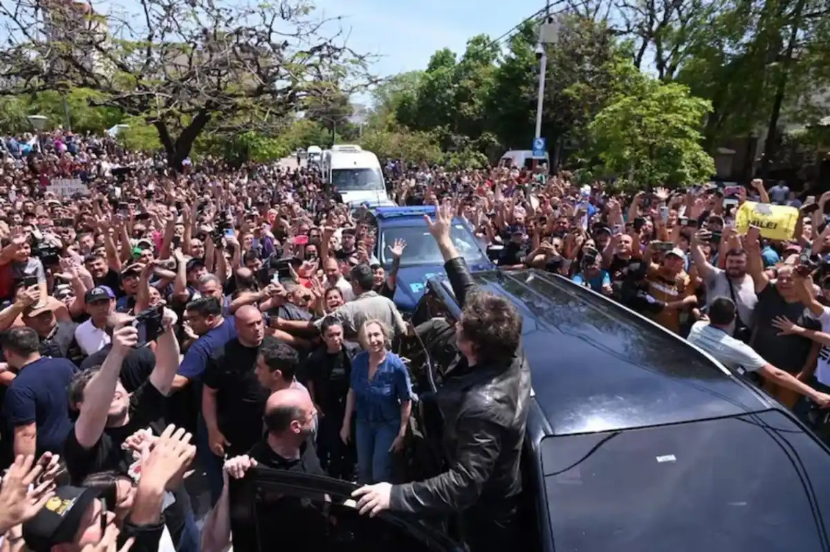 JAVIER MILEI. El Presidente desembarcó este sábado en Resistencia, Chaco, en el marco de su gira electoral por el norte del país.