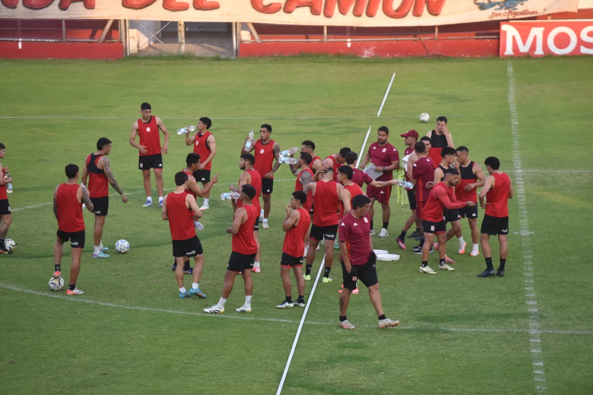 TODO LISTO. El plantel santo se entrenó en La Ciudadela en la previa del partido contra Morón.