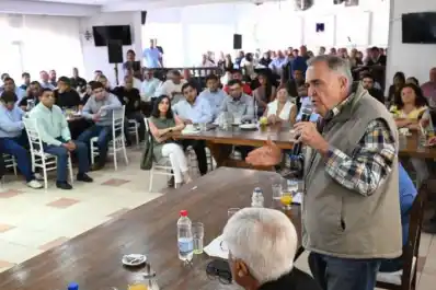 Tienda de campaña: Jaldo recibió el apoyo de los 93 comisionados comunales