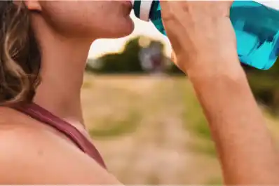 Hay bebidas que pueden hidratarte más que el agua cuando hace calor: ¿cuáles son?