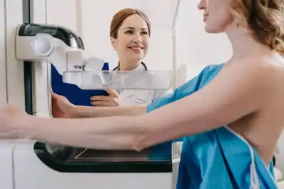 PAP, colposcopía, mamografía y más: cómo son los exámenes que previenen cáncer de mama y de útero