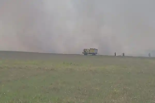 Incendios en campos provocaron una muerte y el cierre del aeropuerto