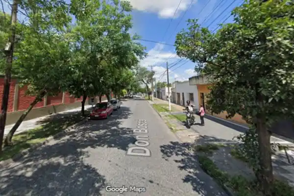 Sorprendió a un ladrón cuando intentaba robarle la rueda de auxilio del auto y lo redujo