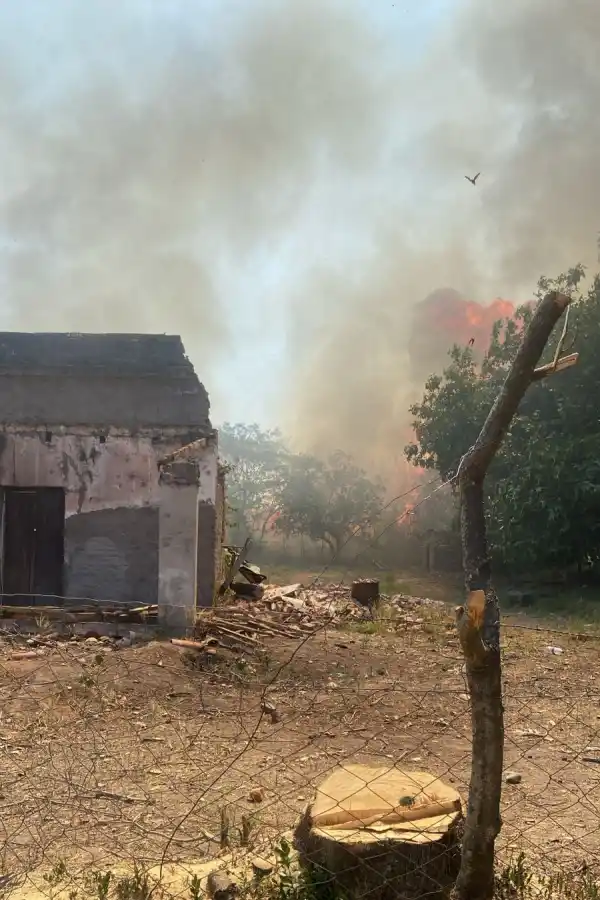 El fuego se extendió a viviendas. 