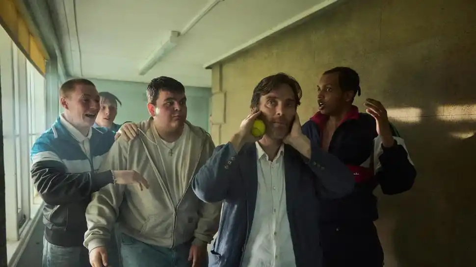 NO DA ABASTO. Steve (Cillian Murphy) transita los pasillos de la institución rodeado por un mar de reclamos.