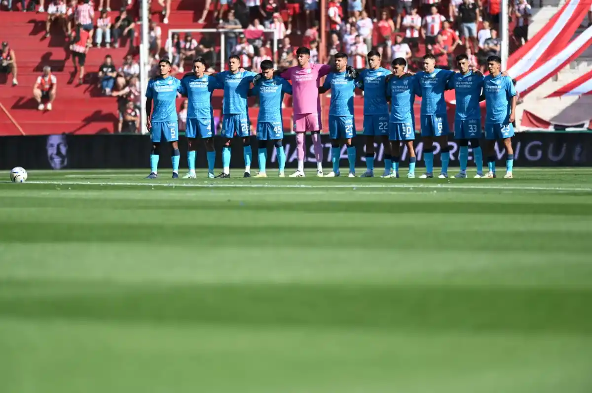 HOMENAJE A RUSSO. En la previa al partido, los jugadores hicieron un minuto de silencio por el fallecimiento del DT de Boca.