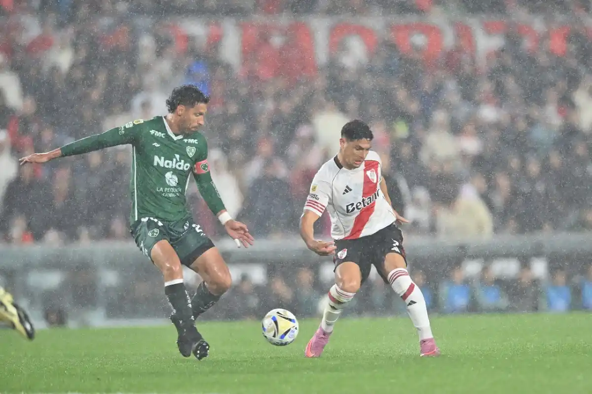 ESTA VEZ NO GRAVITÓ. Maximiliano Salas remate ante la marca del defensor Juan Manuel Insaurralde. El “Millonario” jugó mal y, sorpresivamente, fue derrotado por Sarmiento de Junín en el Monumental.