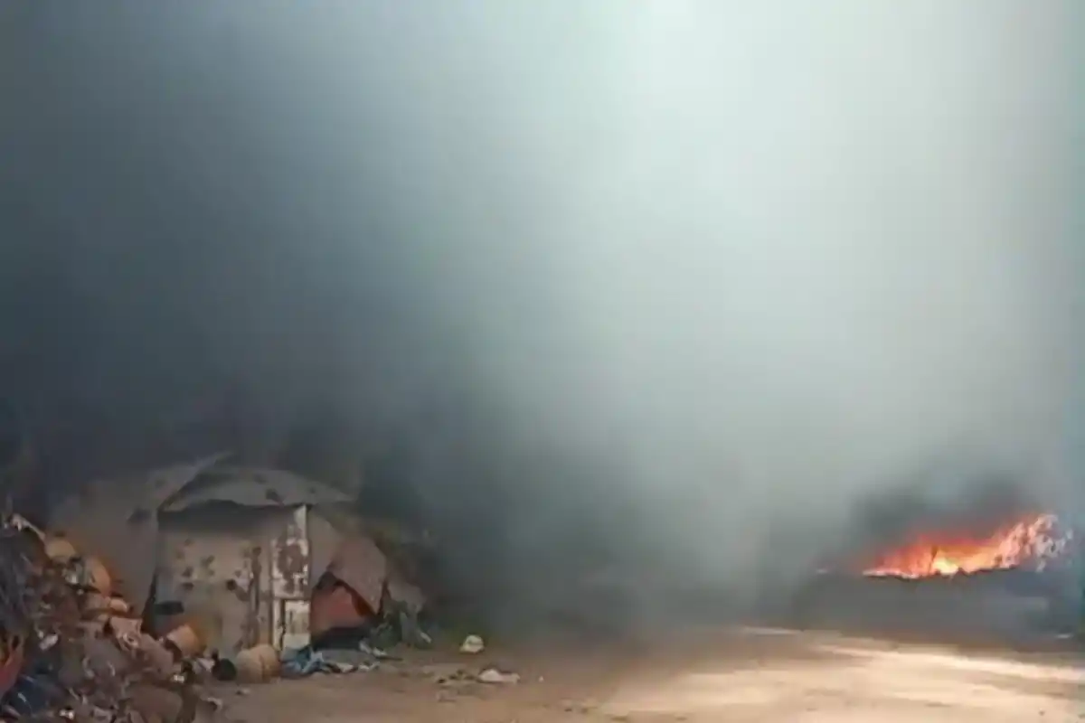 Incendio en una chatarrería. 