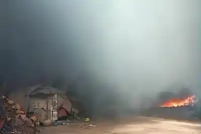 Se incendió una chatarrería en Lastenia: trabajaron dotaciones de bomberos y la policía