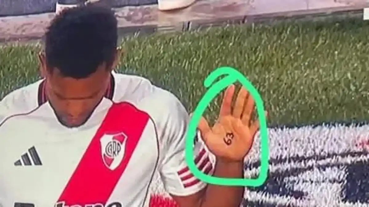 Miguel Borja se escribió en la mano el número 63.