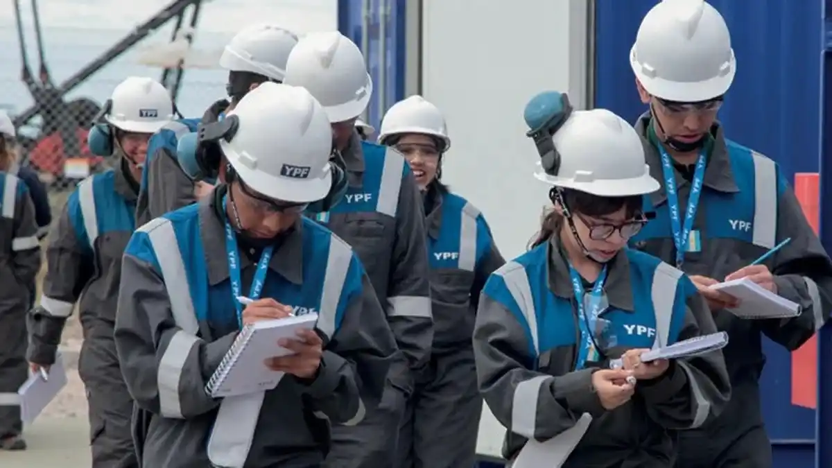 VACA MUERTA. La expansión del yacimiento impulsa la creación de empleo, y la apertura de carreras en ingeniería, química y tecnología.