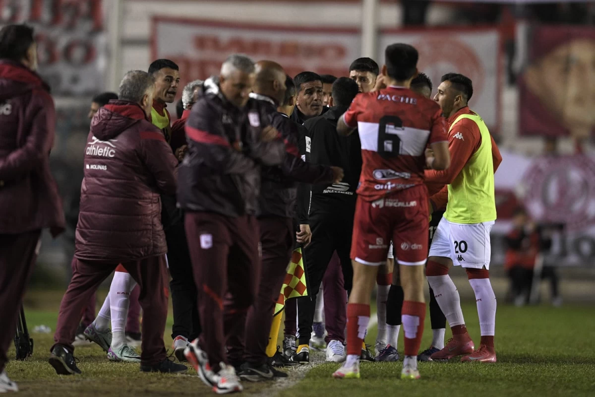 FUERA DE SÍ. Campodónico protesta la expulsión de Federico Murillo antes de recibir él mismo una tarjeta roja.