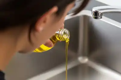 ¡No lo hagas!: lo que nunca deberías tirar en la pileta de la cocina para evitar que se tape