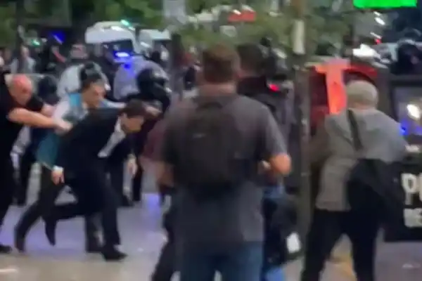 Moretti tuvo que huir de la sede de San Lorenzo en un patrullero