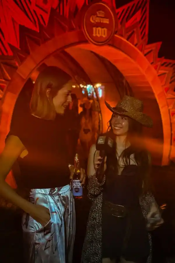 A la izquierda Milagros Leivar, Brand Manager de Corona