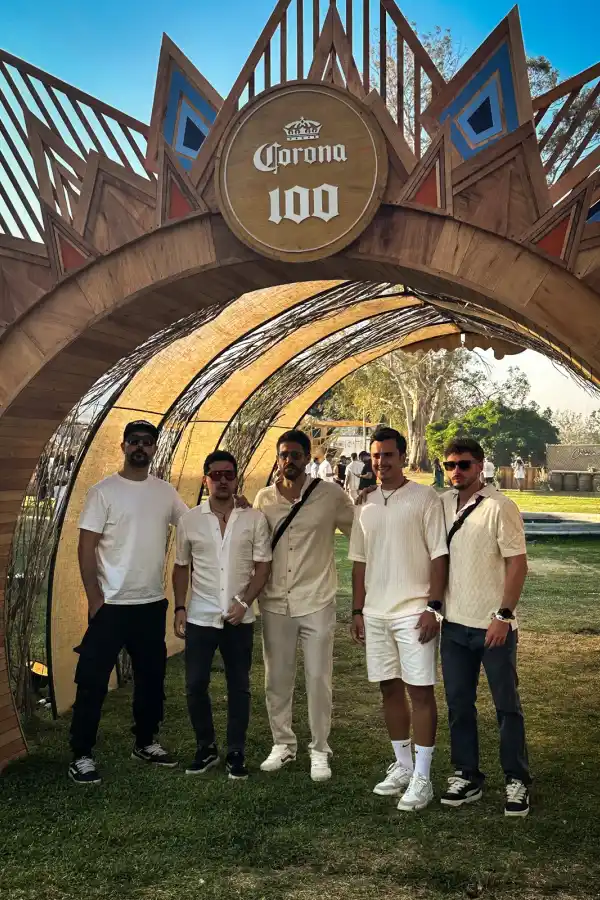 El lino fue el favorito de los hombres, junto con las camisas tejidas.