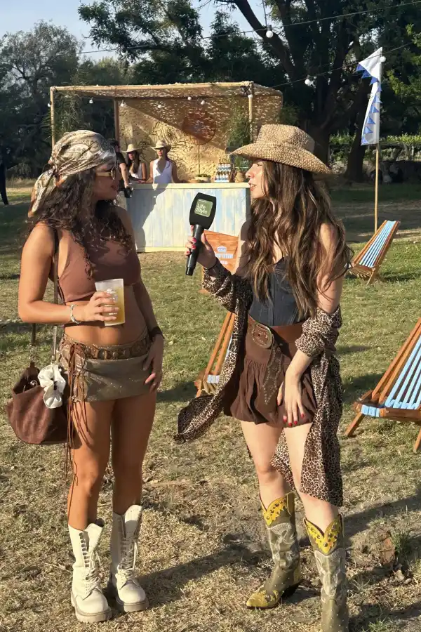 En la cabeza, la gente llevó sombreros estilo cowboy, las famosas gorras cup y pañuelos