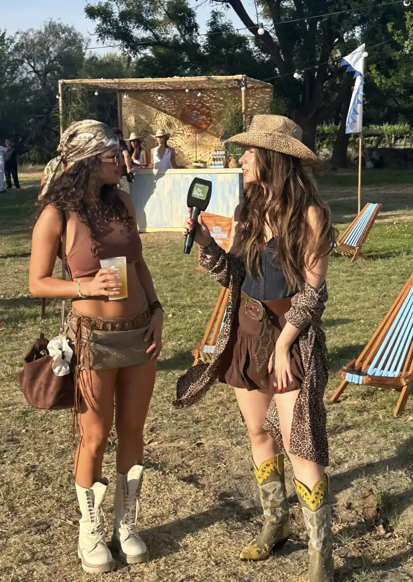 En la cabeza, la gente llevó sombreros estilo cowboy, las famosas gorras cup y pañuelos