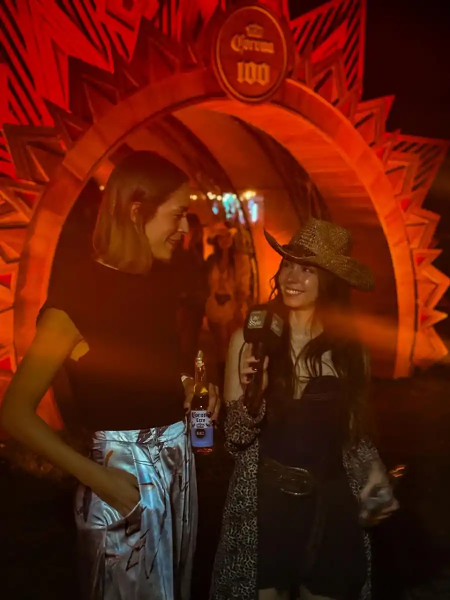 A la izquierda Milagros Leivar, Brand Manager de Corona