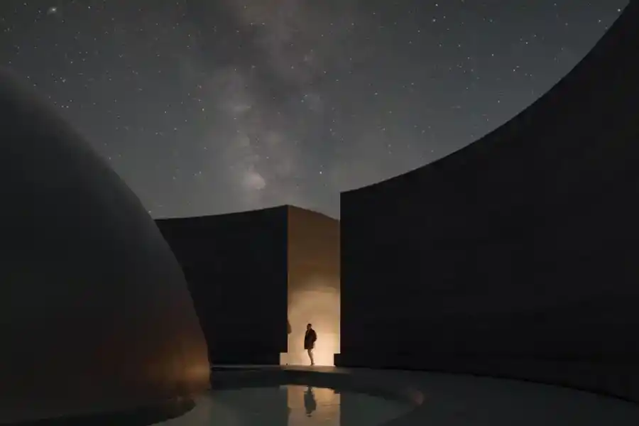 DE NOCHE. Además de la relevancia arquitectónica, el proyecto se destaca por su compromiso con la sustentabilidad. / CORTESÍA VALENTINA RIOS