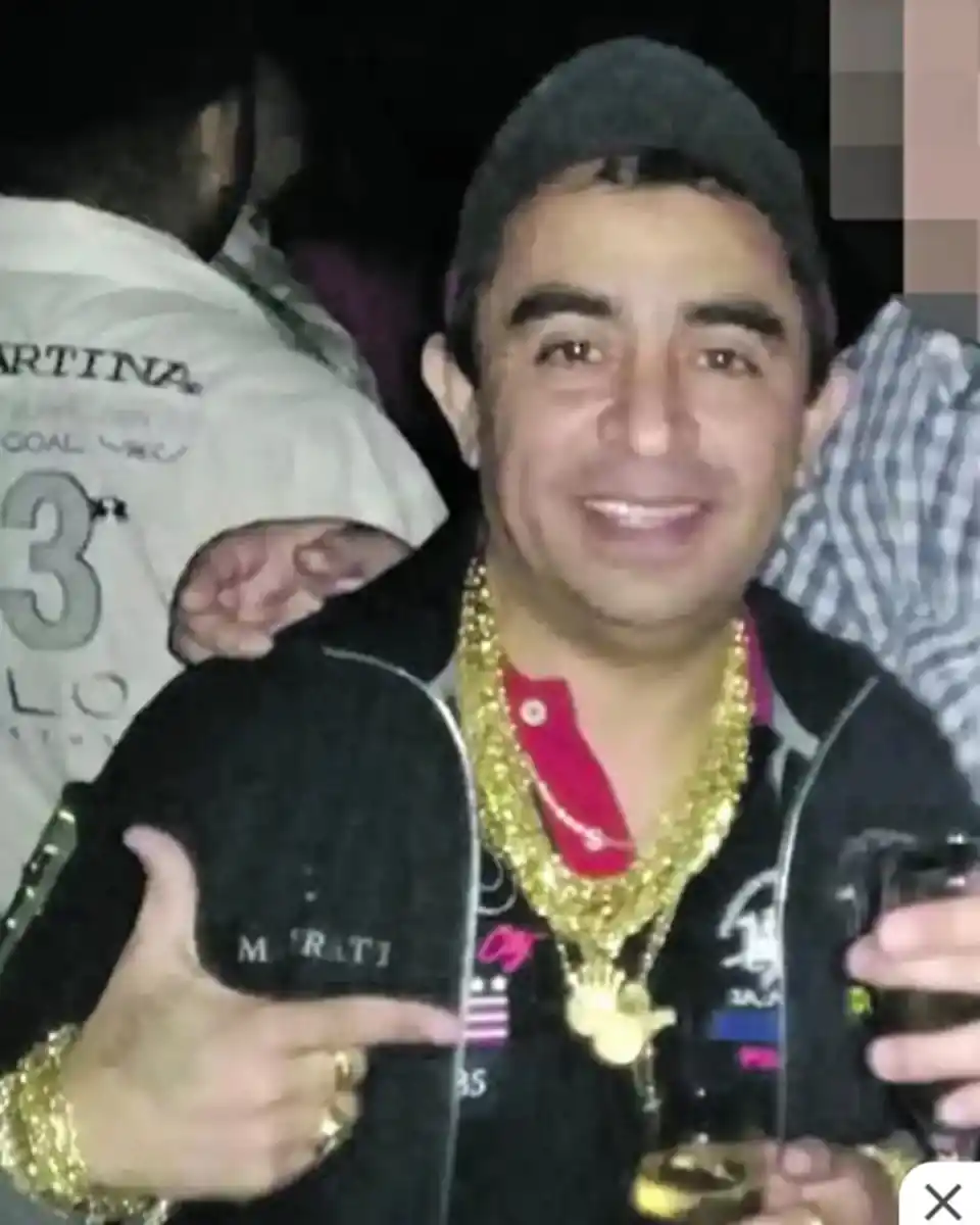 TODO UN LUJO. El procesado con sus collares de oro.