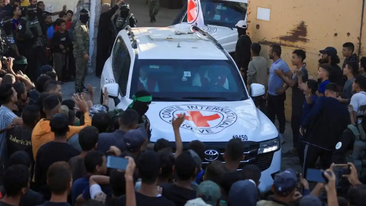 Hamas entregó los cuerpos de otros cuatro rehenes israelíes, pero aún retiene a una veintena