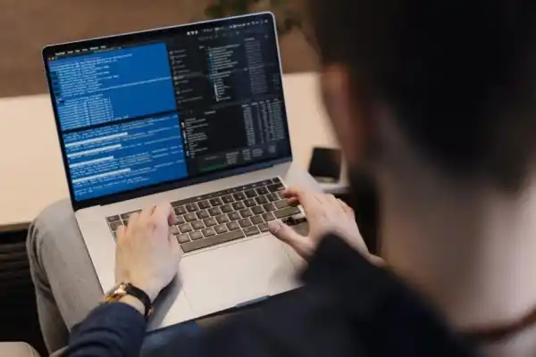 El nuevo programador: ¿sigue siendo la “carrera del futuro” en la era de la Inteligencia Artificial?