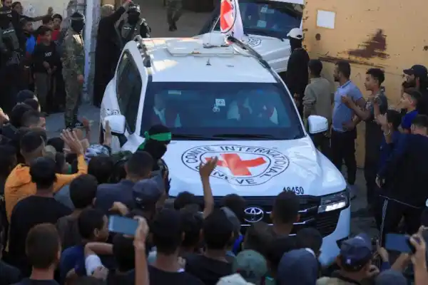 600x400_hamas-entrego-cuerpos-otros-cuatro-rehenes-israelies-pero-aun-retiene-veintena-1107818-181430.webp