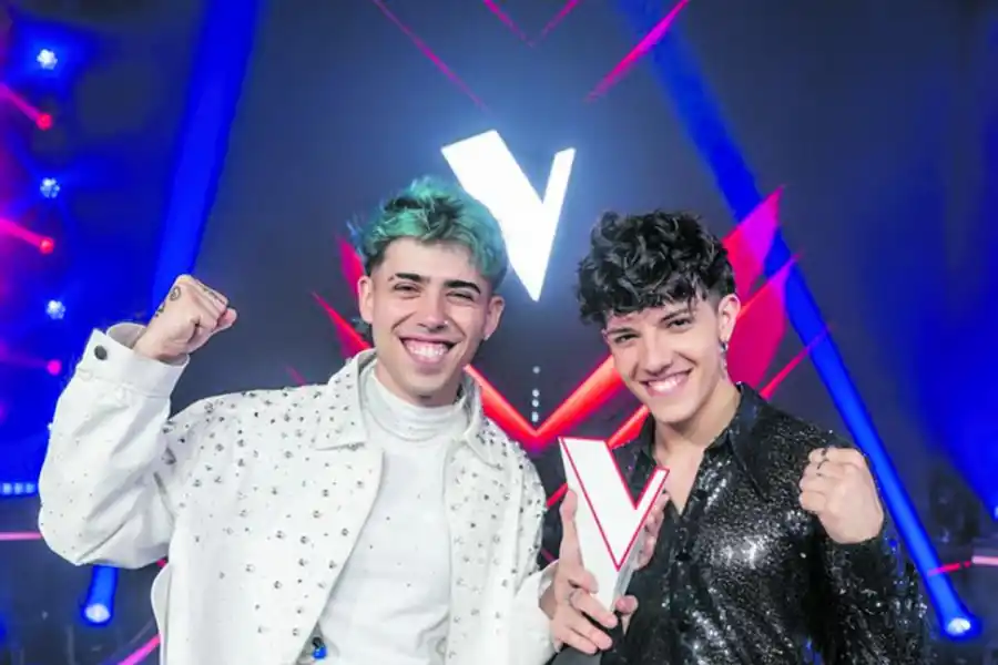 PRIMER LUGAR. Nicolás Behringer posa junto a su coach, Luck Ra.