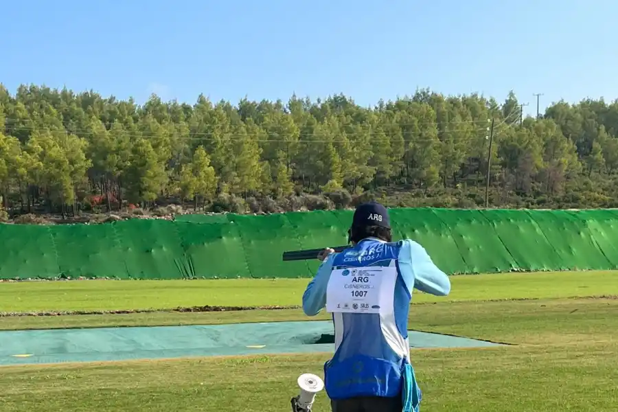 Joaquín Cisneros apunta alto en el Mundial de Tiro en Grecia