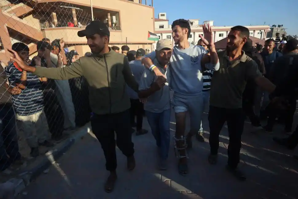 LIBRES. Un grupo de palestinos llega al Hospital Nasser hospital en Jan Yunis, entre los saludos de la multitud.