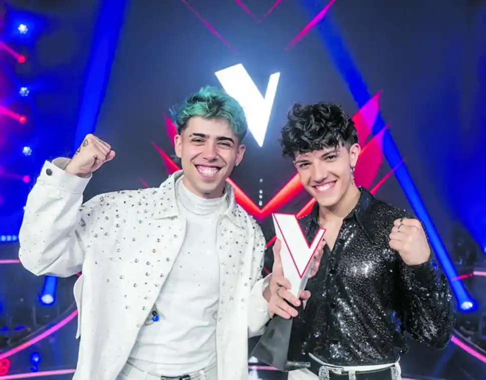 PRIMER LUGAR. Nicolás Behringer posa junto a su coach, Luck Ra.