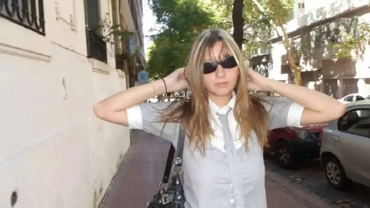 La hija de un ícono del rock argentino vende ropa de segunda mano en una feria