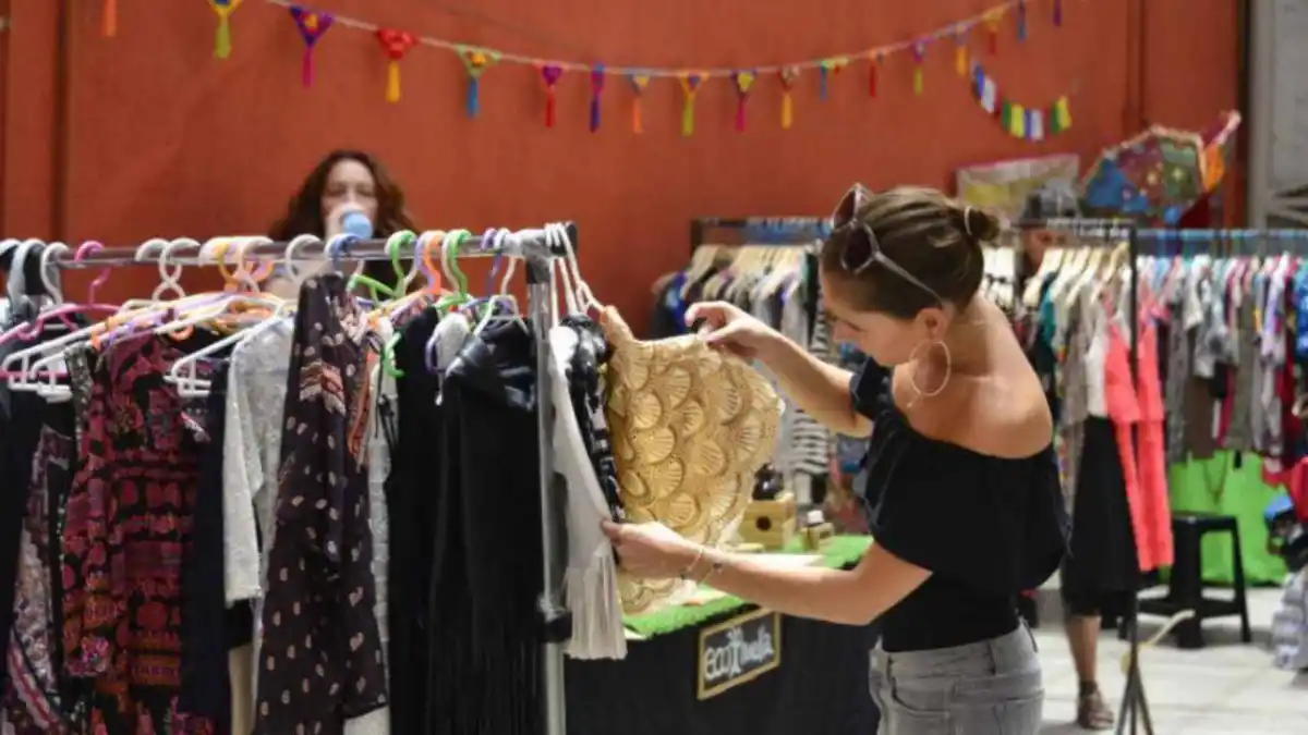 La hija de un ícono del rock argentino vende ropa de segunda mano en una feria