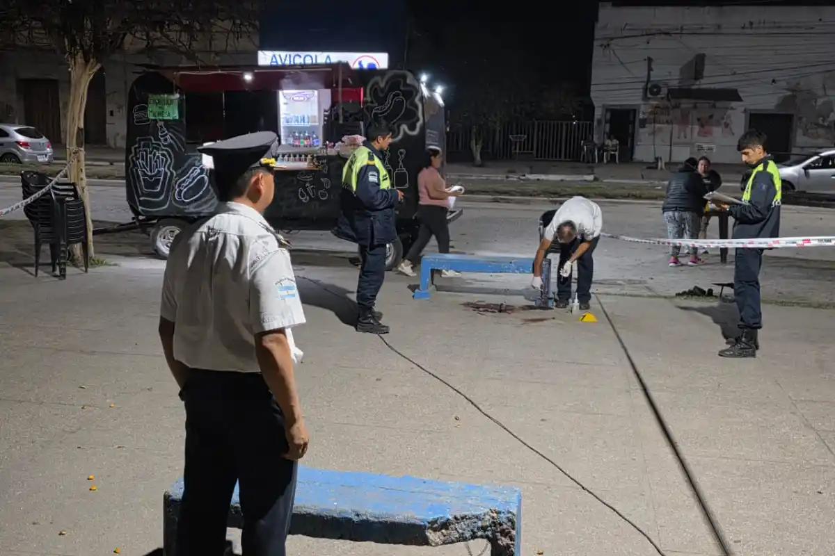LA TRINIDAD. Los investigadores realizaron pericias en la plaza principal. 