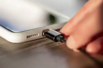 ¿Sirve el modo avión para acelerar la carga del celular? Esto dicen los especialistas