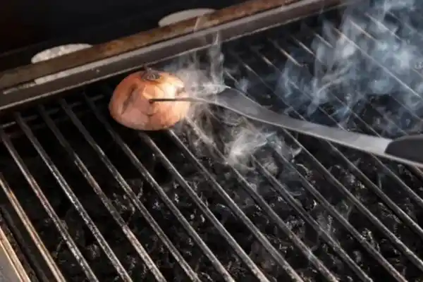 Para qué sirve pasar una cebolla por la parrilla