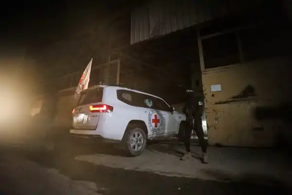 Hamas entregó otros dos cuerpos de rehenes israelíes y aseguró que no pudo localizar al resto