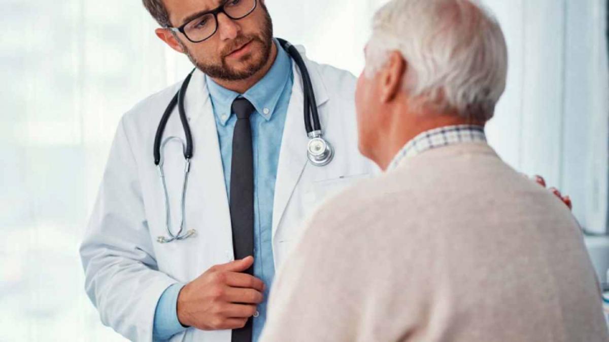 Cómo reconocer síntomas graves en personas mayores de 70 años a tiempo