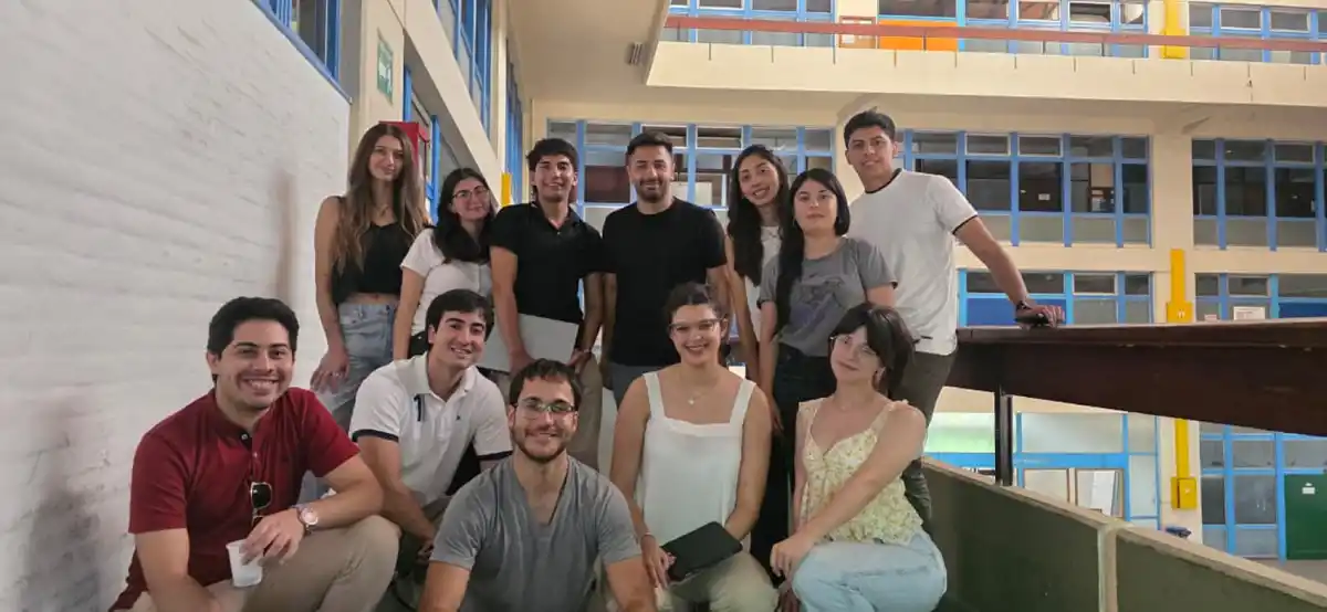 CRAZY LATINOS. El equipo estuvo formado por Diego Nicolás Valdez, Sofía Cerisola, Ana Rocío Brito, Isaías Villarreal, Ainara Chaile Chaile, Alison Jiménez, Gerardo Ponce, Juan Agustín Allende Bognanni, Katja Guntern, Ximena Agustina Arreyes y Mariano Olivera. / CORTESÍA JUAN ALLENDE