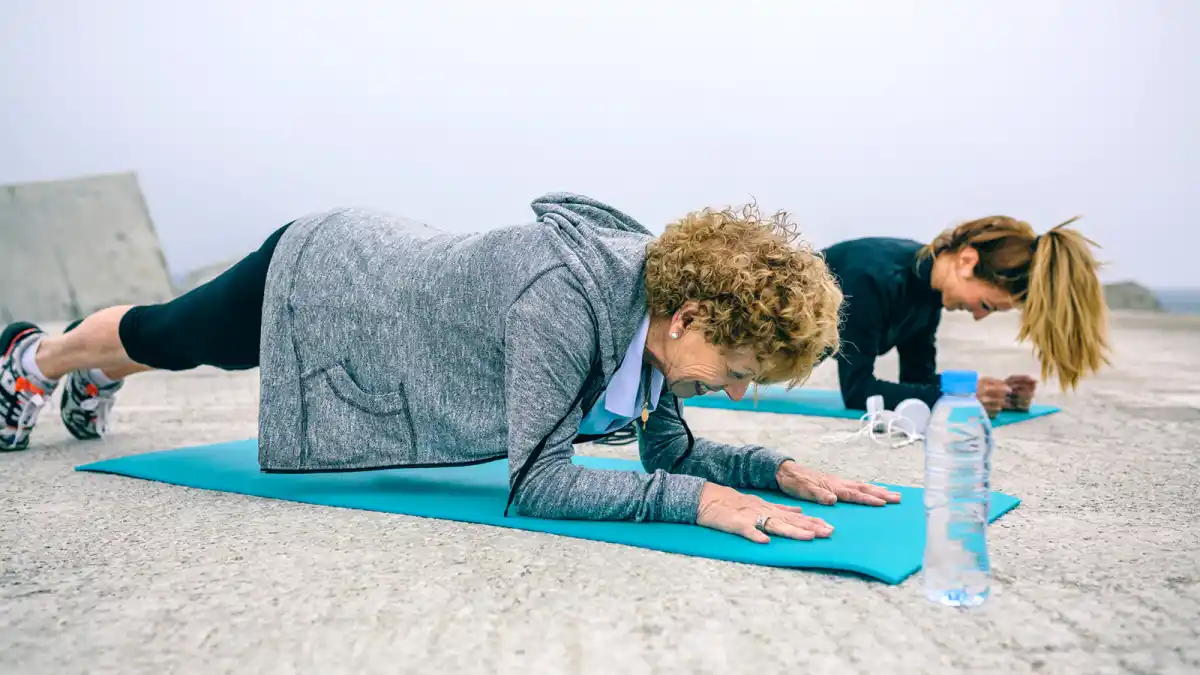 10 ejercicios para tonificar el cuerpo en mujeres mayores de 50 años